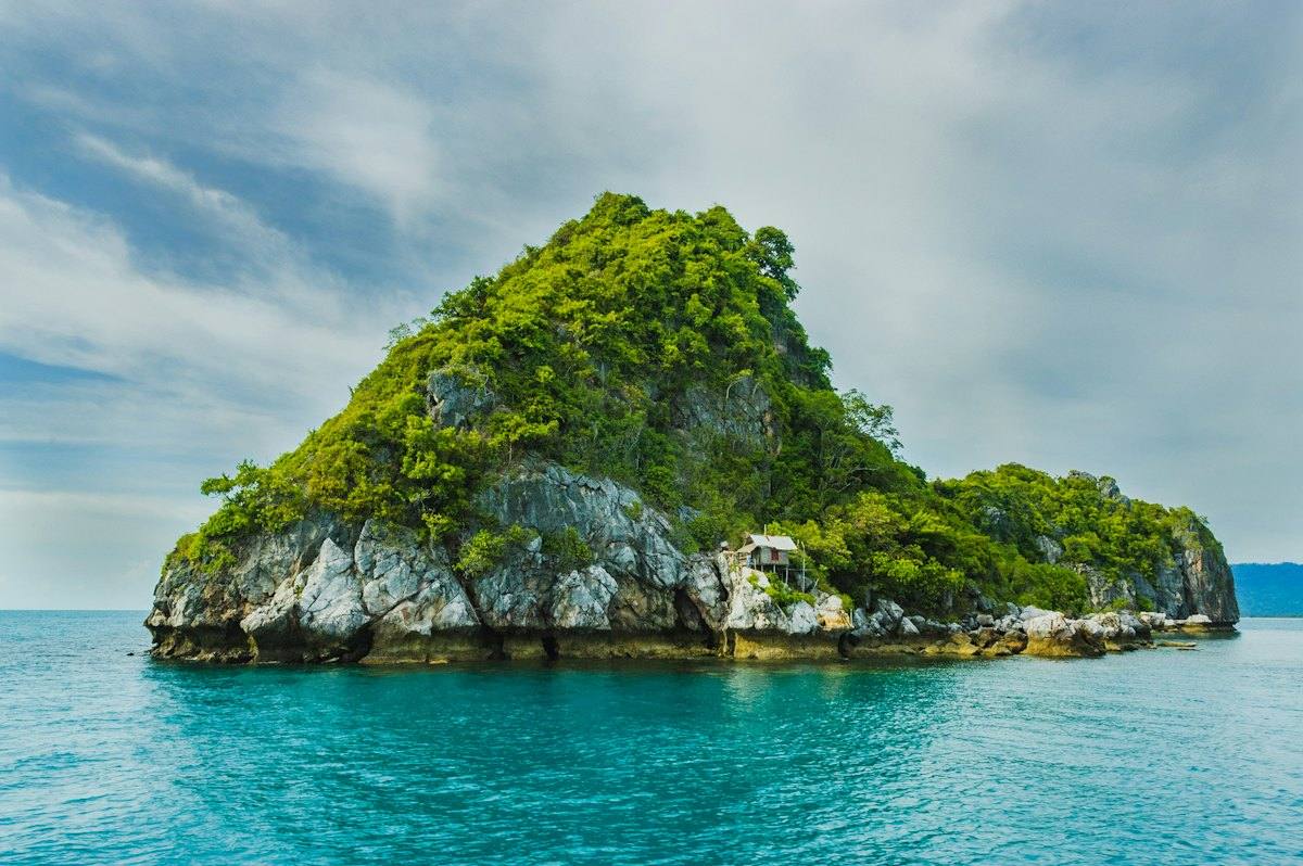 Cayo con vegetación en aguas turquesa