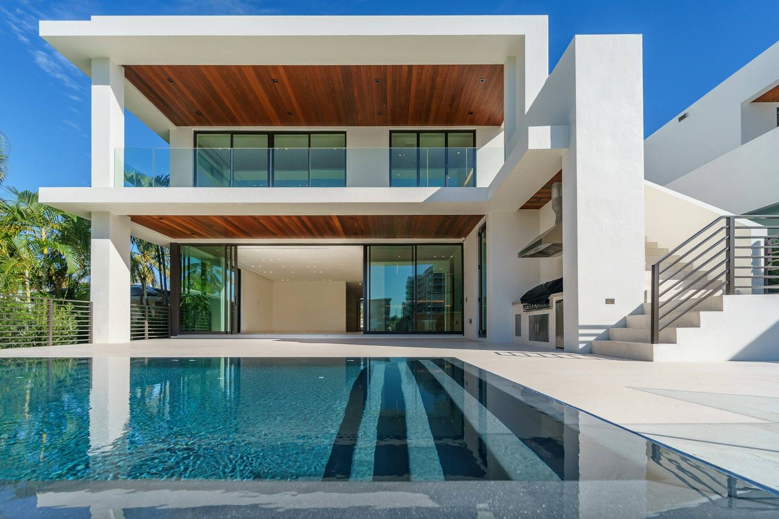 Arquitectura blanca contemporánea con piscina