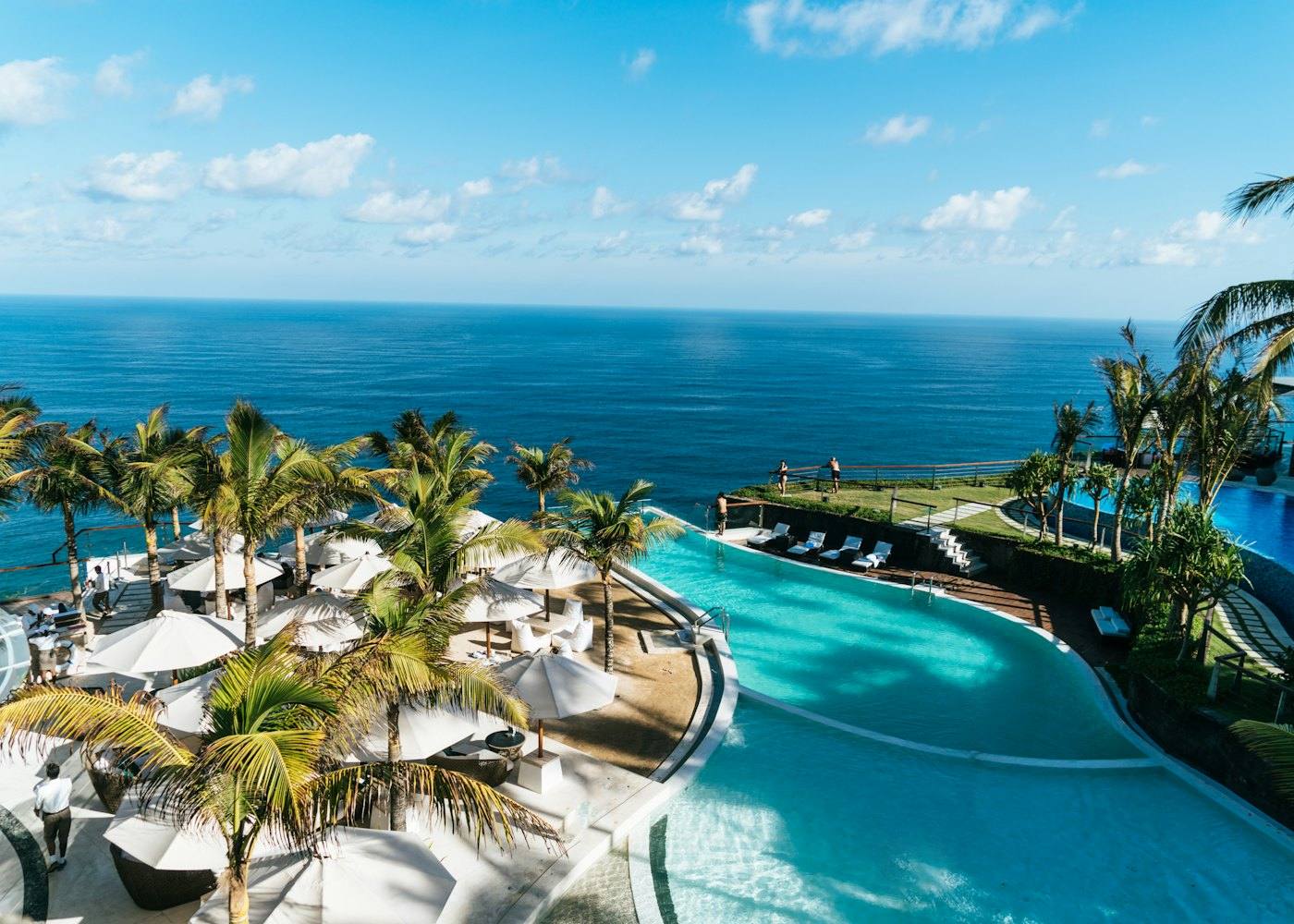 Piscina con vista al mar