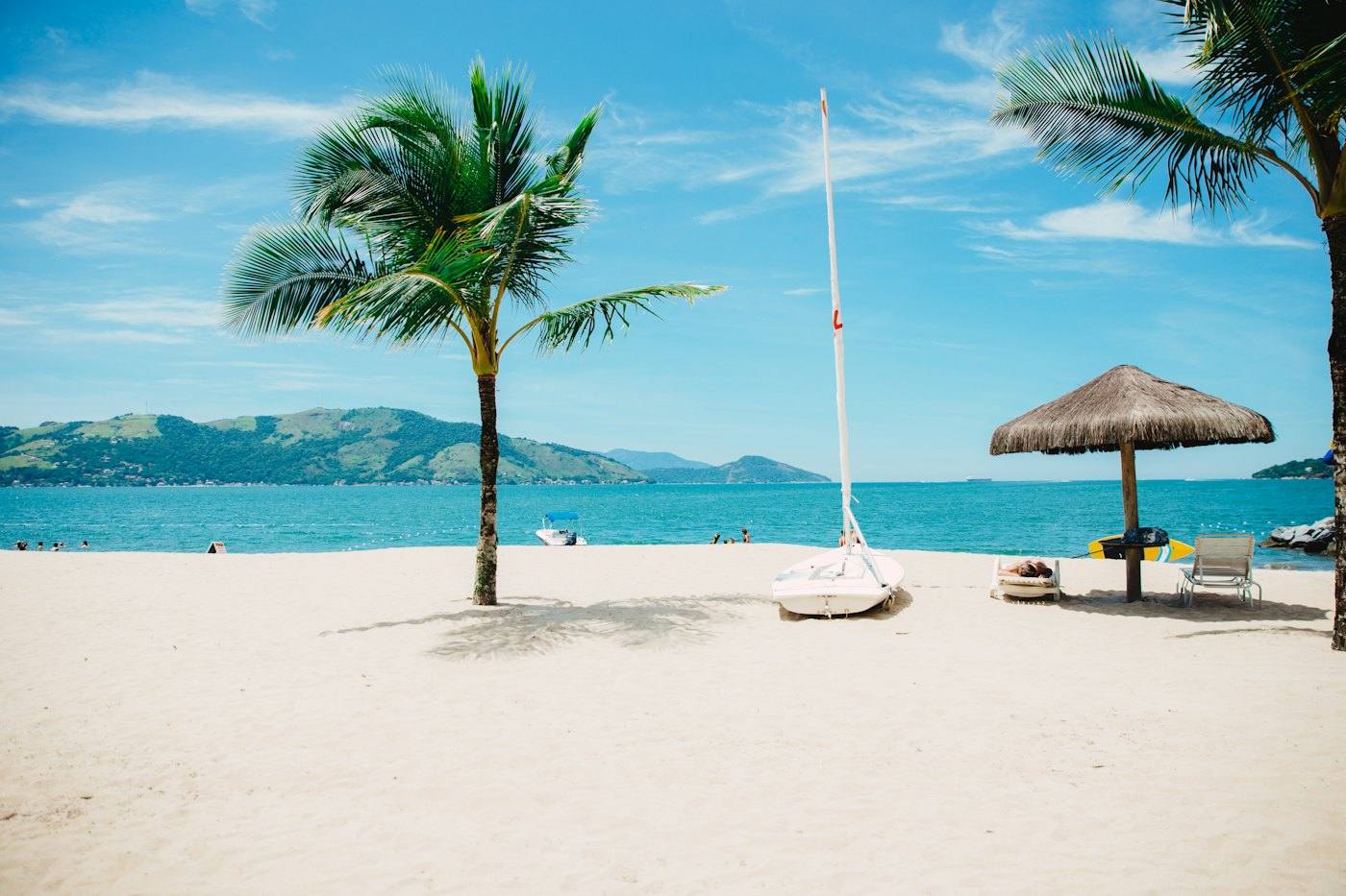 Playa de arena blanca con palmeras